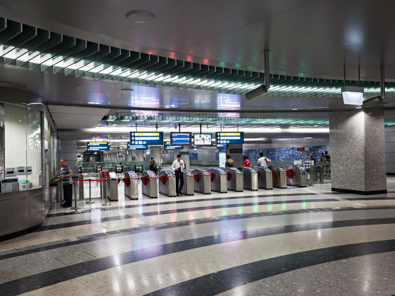 捷運進站入口示意 圖 / Canva